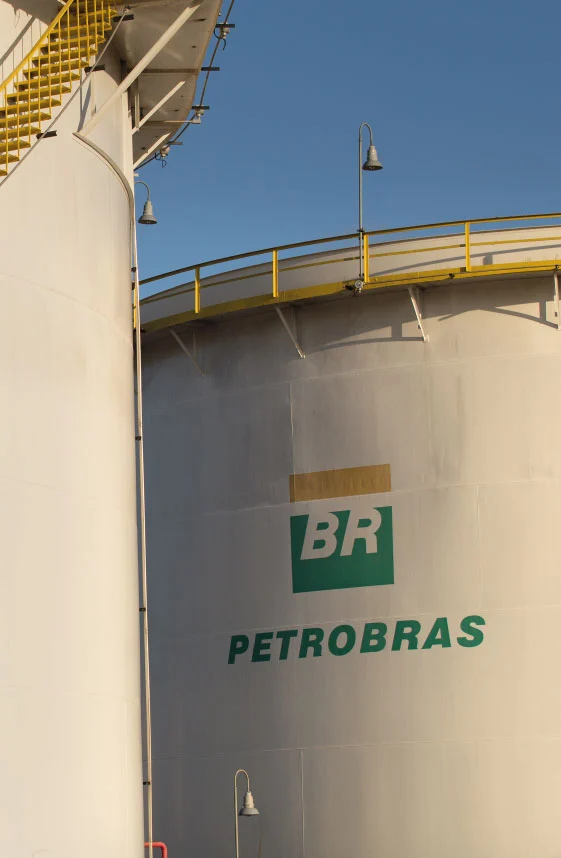 Prédio com a logomarca da Petrobras pintada