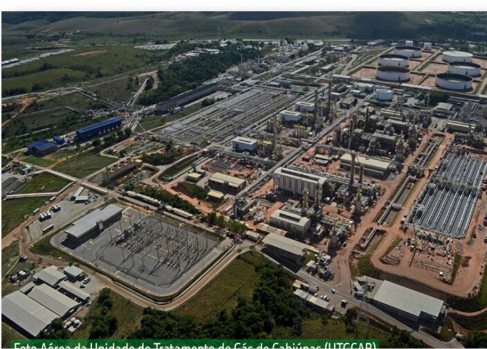 Foto aérea diurna de unidade de tratamento de gás da Petrobras.