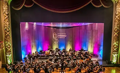 Photo of a concert in a theater, supported by the Petrobras Cultural program.