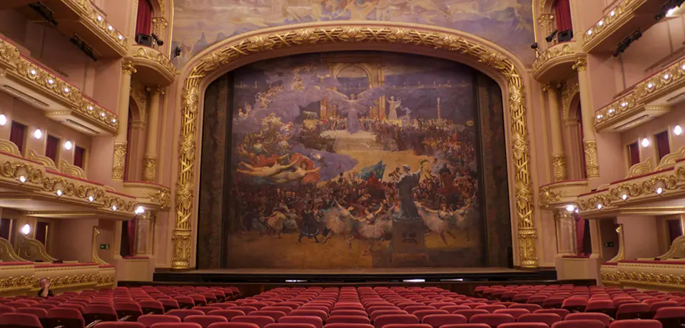 Plateia e palco do Theatro Municipal, com painel ao fundo