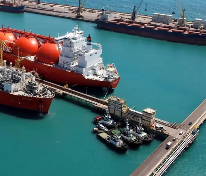 Fotografia aérea diurna de um terminal de regaseificação de gás natural liquefeito da Petrobras.