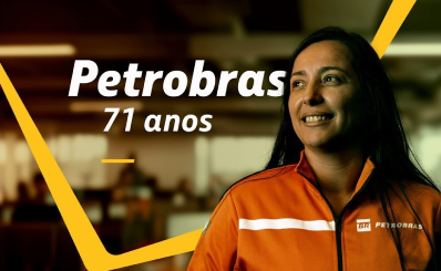 Mulher com a jaqueta Petrobras escrito petrobras e ao fundo a frase Petrobras 71 anos