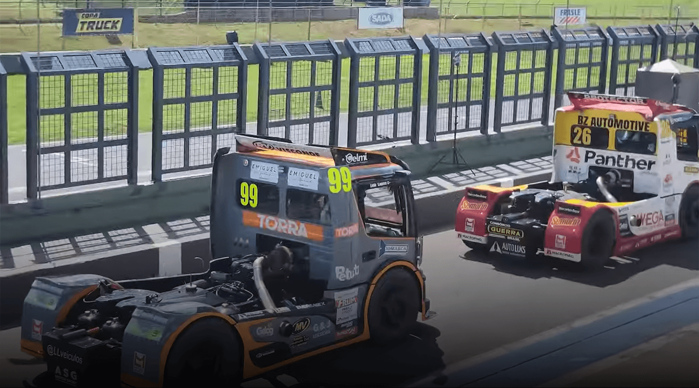 Dois caminhões em uma pista, em corrida da Copa Truck.