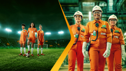 À esquerda, três jogadoras de futebol em um gramado usando uniforme laranja. À direita, três trabalhadoras da Petrobras em um ambiente industrial utilizando macacão laranja.