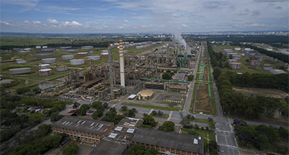 Vista aérea da Refinaria Henrique Lage (Revap), em São José dos Campos (SP), com tanques de armazenamento e estruturas industriais ao redor.