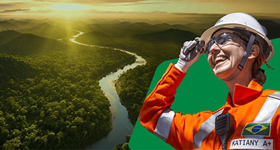 Profissional da Petrobras sorrindo com uniforme laranja e EPI, em frente a paisagem de floresta e rio ao pôr do sol.