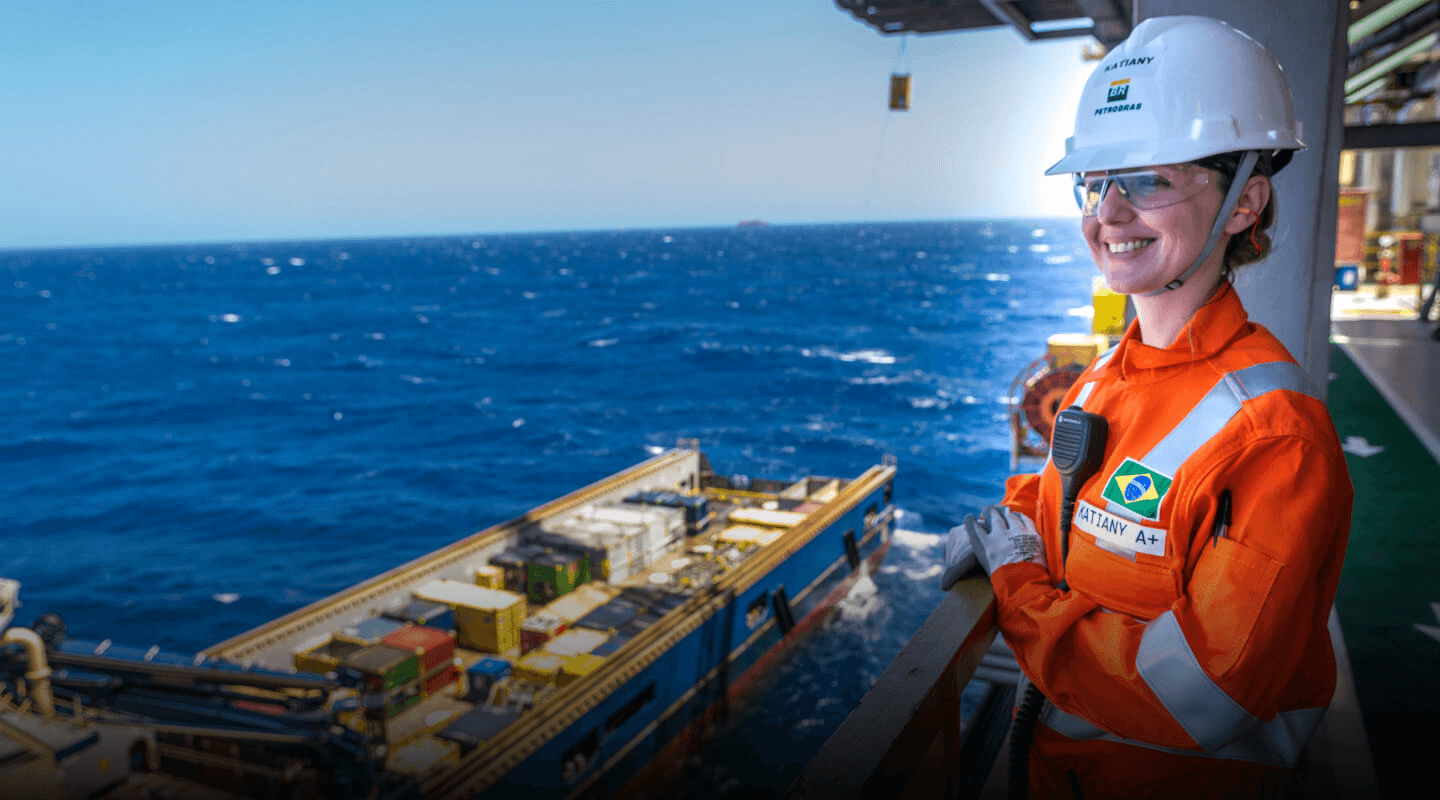 Employee with a career at Petrobras on an offshore platform, wearing full protective equipment.