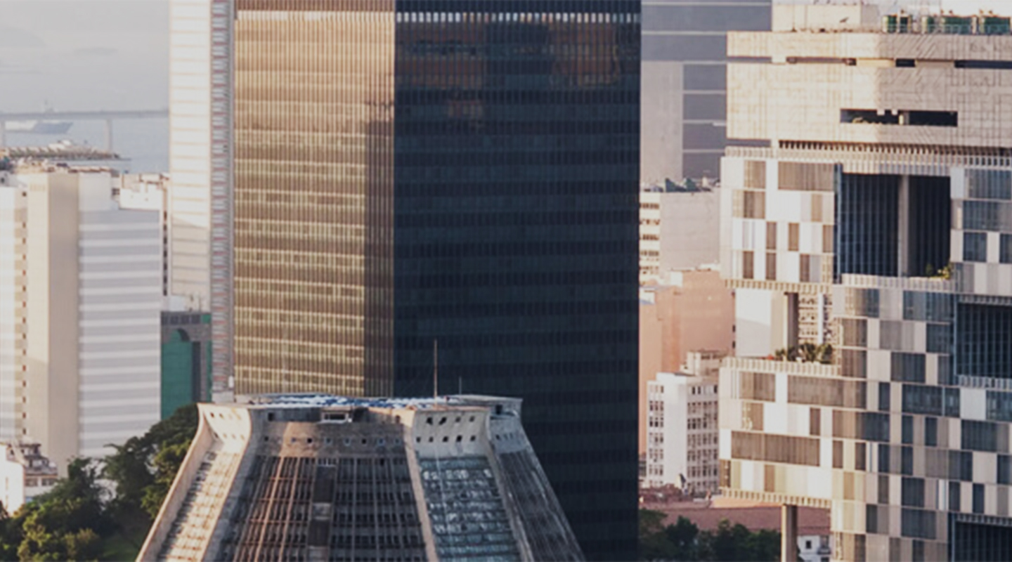 Image of a metropolis with buildings in the background.