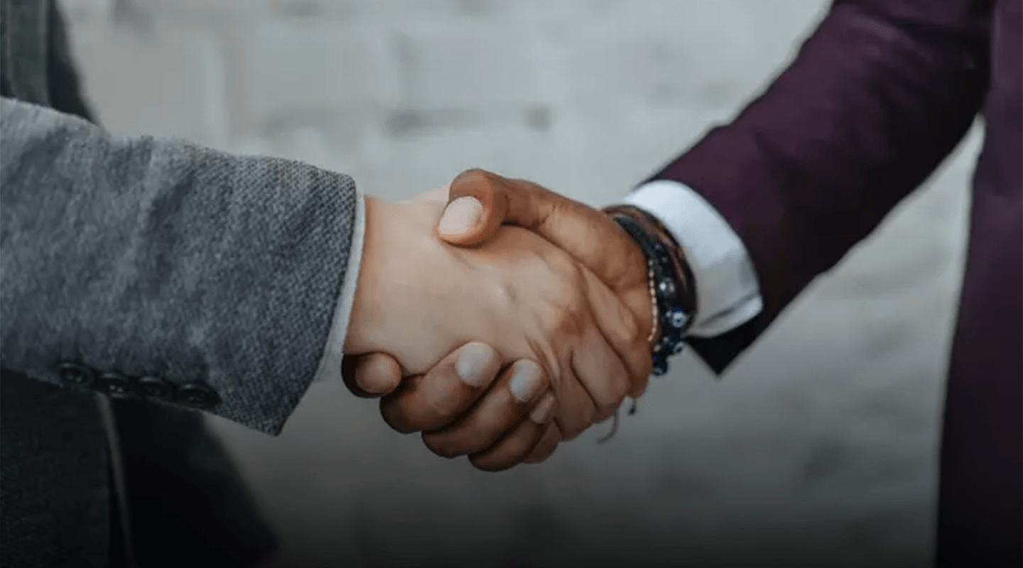 Handshake between two people wearing suits, representing Petrobras business.