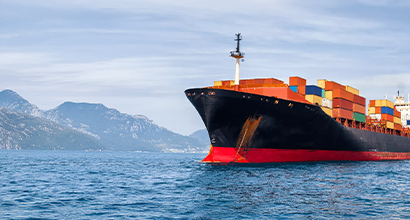 Picture of a cargo ship on the high seas, representing the use of Petrobras Bunker.