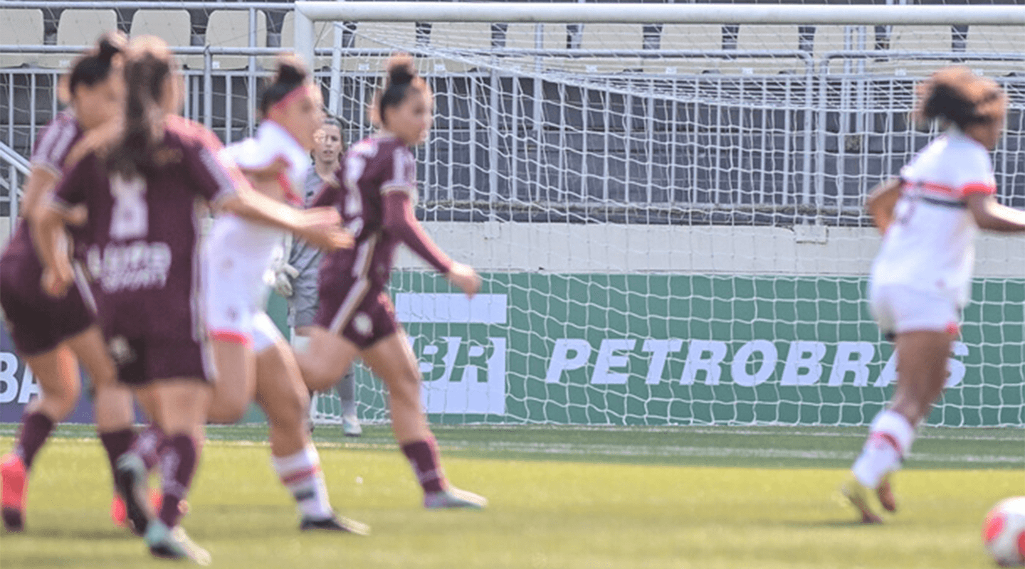 mulheres jogando futebol com placa da Petrobras ao fundo. Foto de Rodrigo Corsi, Ag. Paulistão