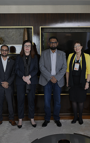 The president of Petrobras, Magda Chambriard, besides the president of Guyana, Mohamed Irfaan Ali.
