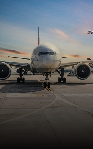 Avião parado em uma pista.