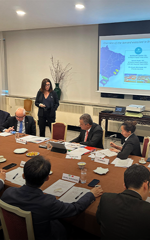 Presidente da Petrobras, Magda Chambriard, em uma sala com empresários, investidores e representantes.