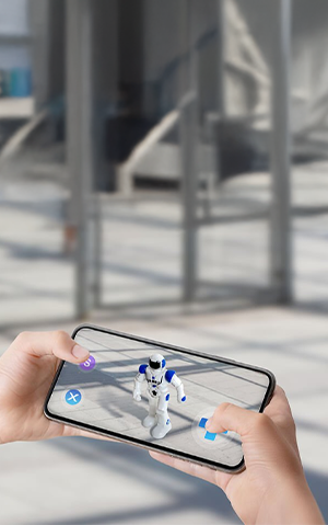 Um menino com celular em mãos, utilizando um aplicativo de realidade aumentada para visualizar um robô em sua frente.