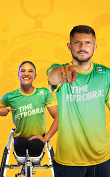 dois atletas paraolimpicos com a camisa do time petrobras