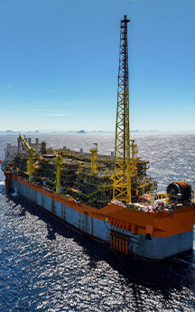 foto aérea de um navio petroleiro em alto mar.