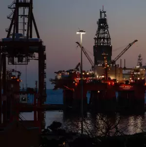 Fotografia noturna de uma plataforma offshore da Petrobras.