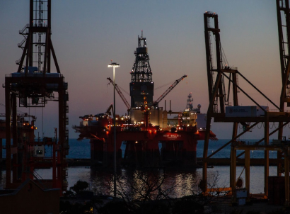Nighttime photograph of an offshore Petrobras platform.