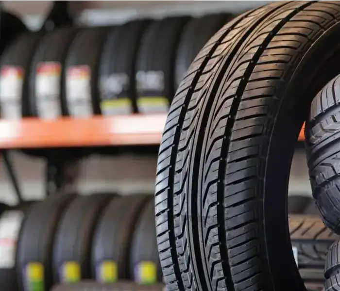 Picture of a tire in front of several others, on shelves, showing one of the derivates of Petrobras RARO.
