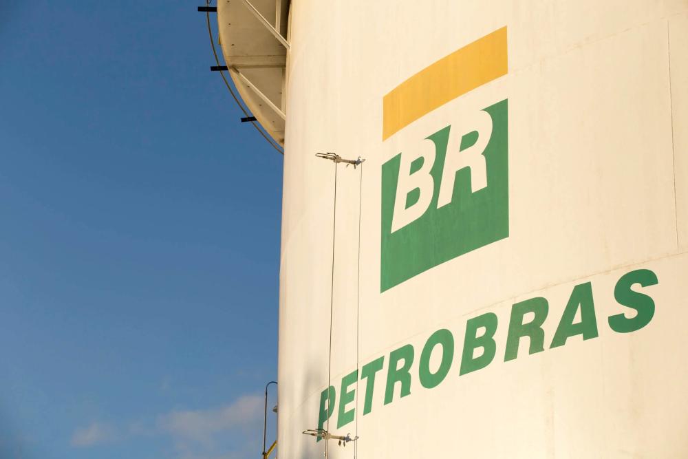 Tanque da Petrobras com logomarca estampando