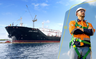 Navio tipo FPSO no mar com ceu azul ao fundo e homem de uniforme laranja