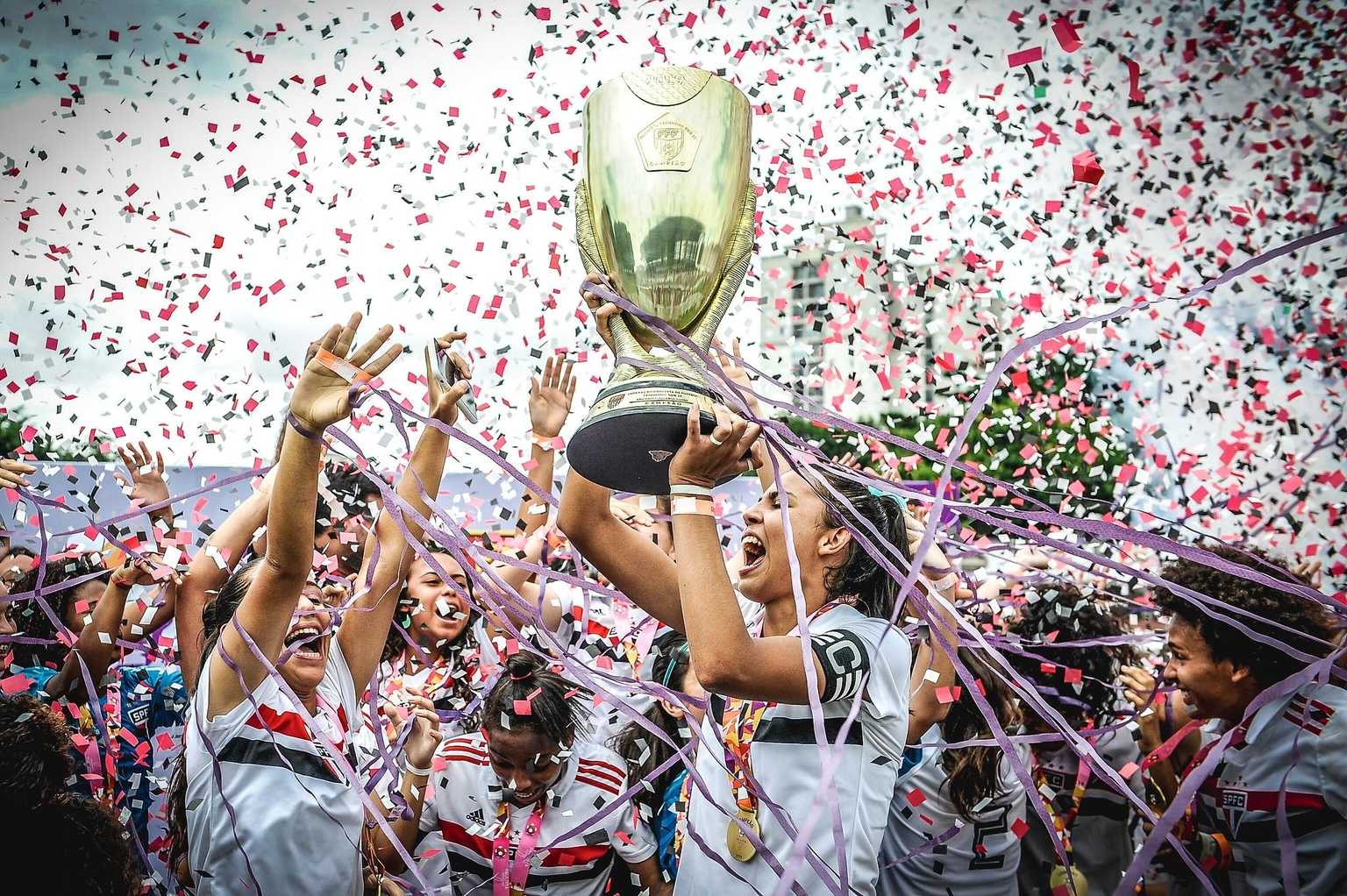 Capitã do time do São Paulo ergue a taça do Campeonato Paulista sub-20 2024.