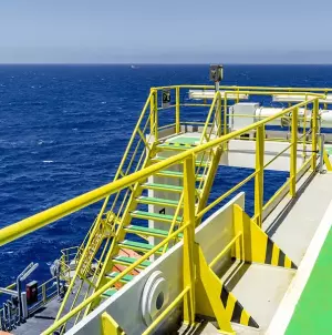 Foto de uma plataforma offshore da Petrobras, exemplo de segurança operacional no segmento.
