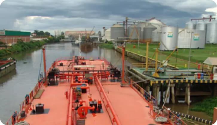 Picture of the Petrobras logistics terminal in Niterói.