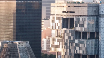 Daytime photograph of the facade of Edise, the Petrobras headquarters building, in Rio de Janeiro.
