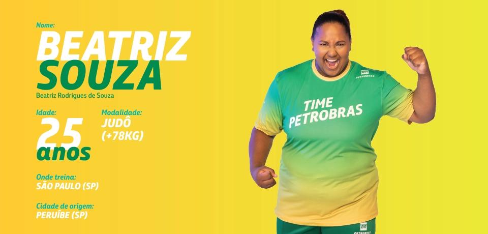 Beatriz Rodrigues posando para a foto com a camiseta com o escrito Time Petrobras.