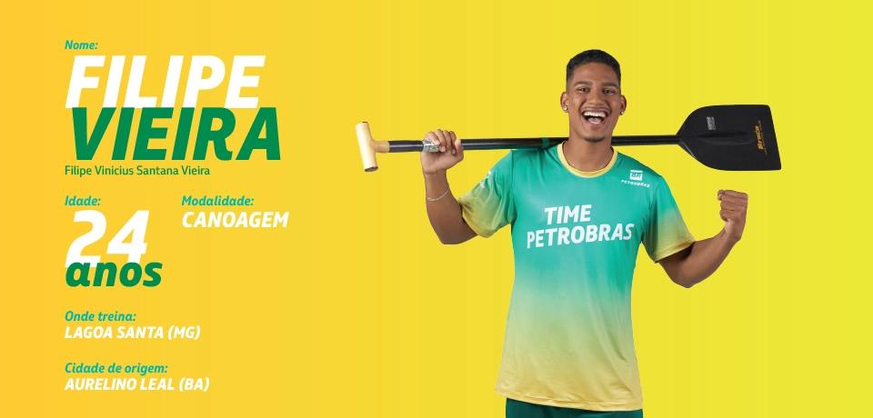 Filipe Vieira posando para a foto com a camiseta com o escrito Time Petrobras.