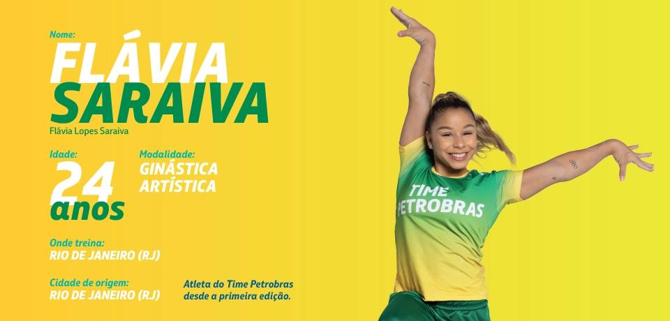 Flávia Saraiva posando para a foto com a camiseta com o escrito Time Petrobras.