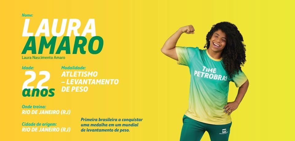 Laura Amaro posando para a foto com a camiseta com o escrito Time Petrobras.