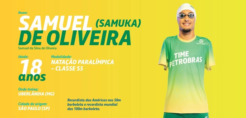 Samuel Oliveira posando para a foto com a camiseta com o escrito Time Petrobras.